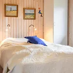 4 Bedroom Cozy In Богенсе