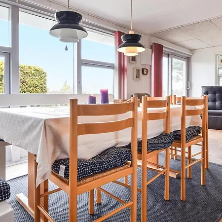 4 Bedroom Cozy In Vakantiehuis *