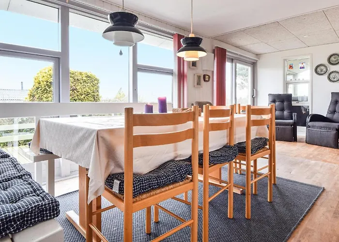 4 Bedroom Cozy In Vakantiehuis *