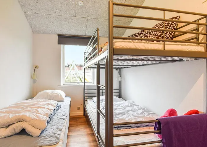 Vakantiehuis 4 Bedroom Cozy In *